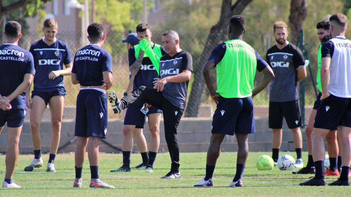 El entrenador Sergi Escobar dando instrucciones a sus jugadores durante un entrenamiento de pretemporada.