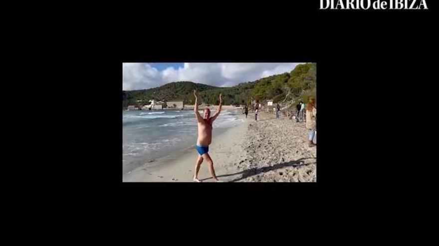 "Hay que seguir con la tradición del primer baño del año en ses Salines"