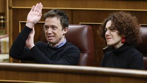 Los portavoces Iñigo Errejón y Aina Vidal en la sesión de control al Gobierno.