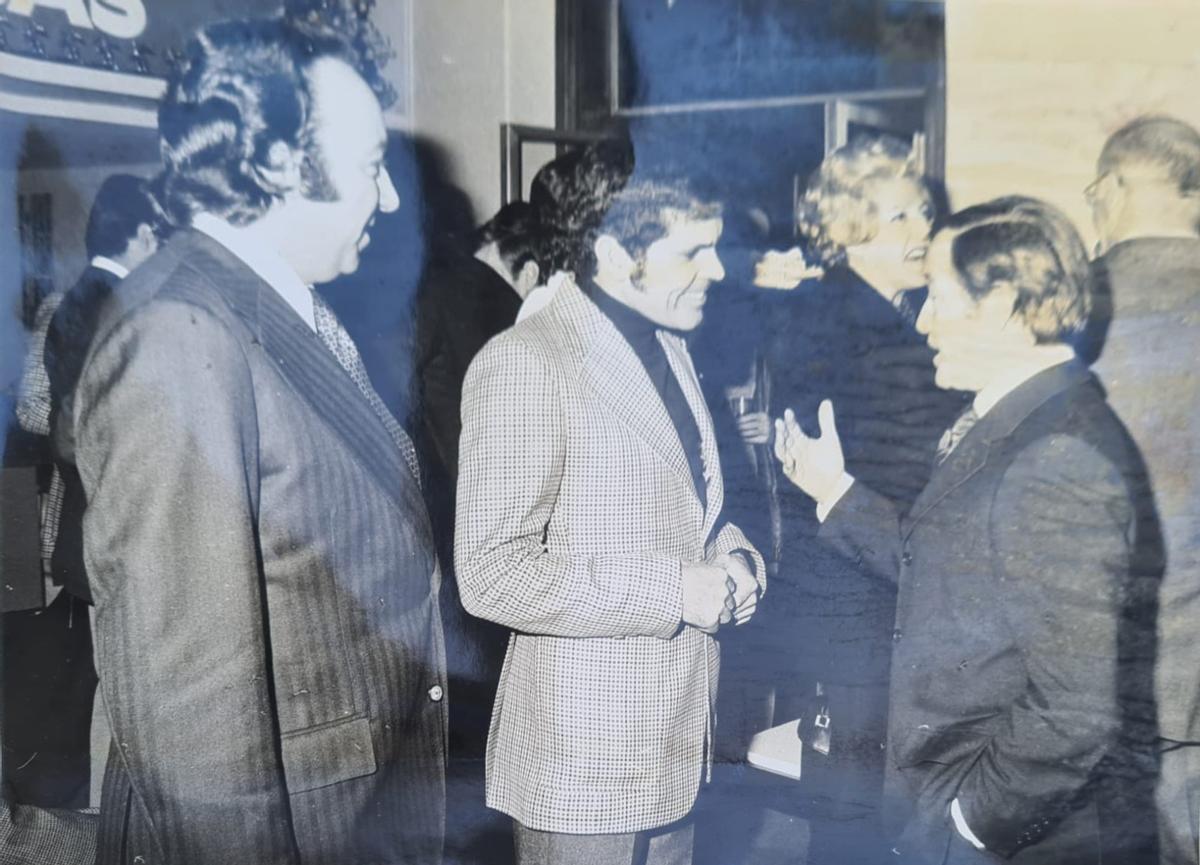 Rogelio Vega, con Manuel Pertegaz, durante la gala de los premios Ondas.