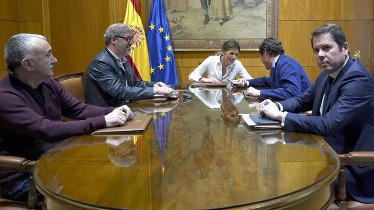 Reunión entre la ministra de Empleo y Economía Social, Yolanda Diaz, y los secretarios generales de UGT y CCOO, Pepe Álvarez y Unai Sordo, y los presidentes de CEOE y CEPYME, Antonio Garamendi y Gerardo Cuerva, el 22 de enero del 2020.