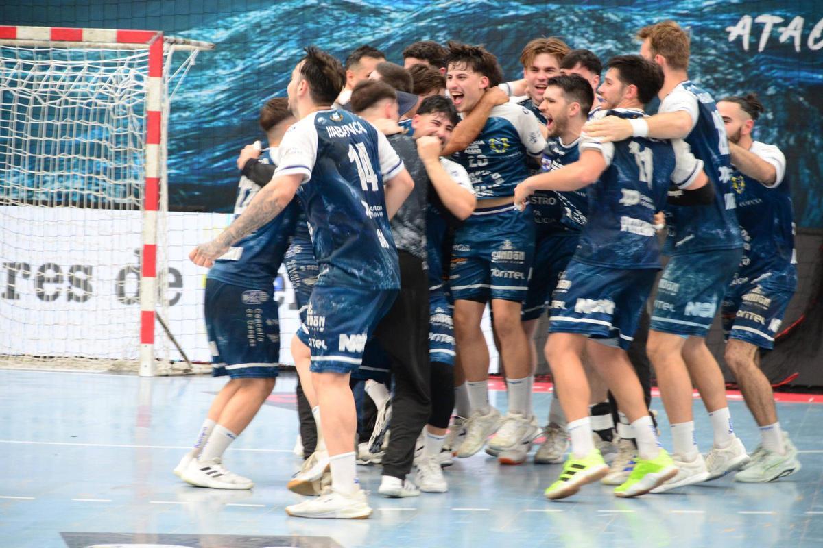 La plantilla del Frigoríficos del Morrazo celebra su victoria ante el Puente Genil (32-30) y la permanencia en la Liga Asobal.