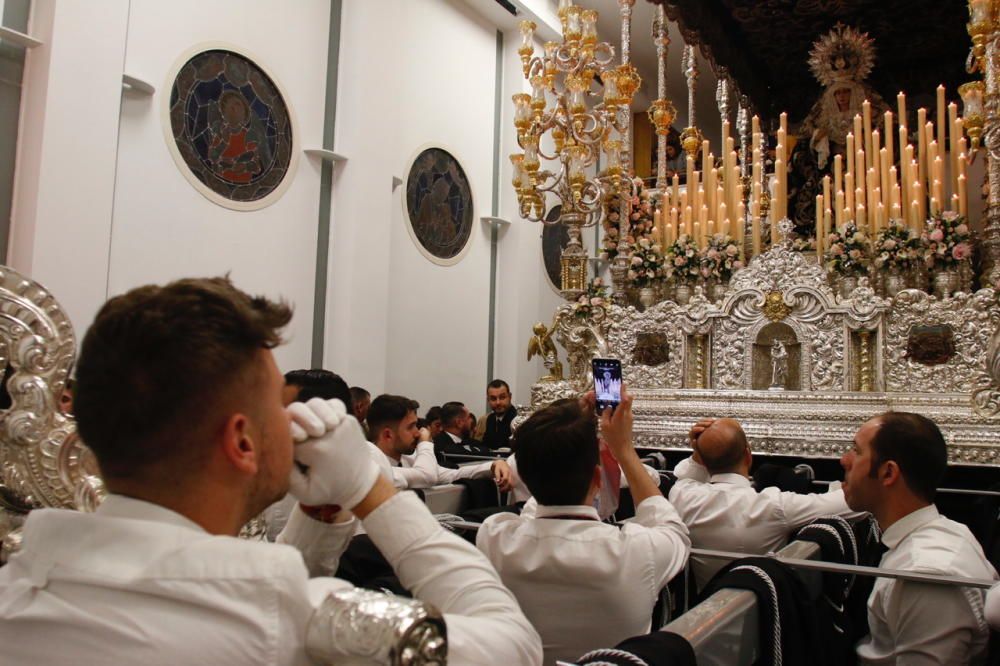 Las imágenes de la salida frustrada de la cofradía de la Misericordia, que tuvo que volverse nada más empezar su Jueves Santo a causa de la lluvia