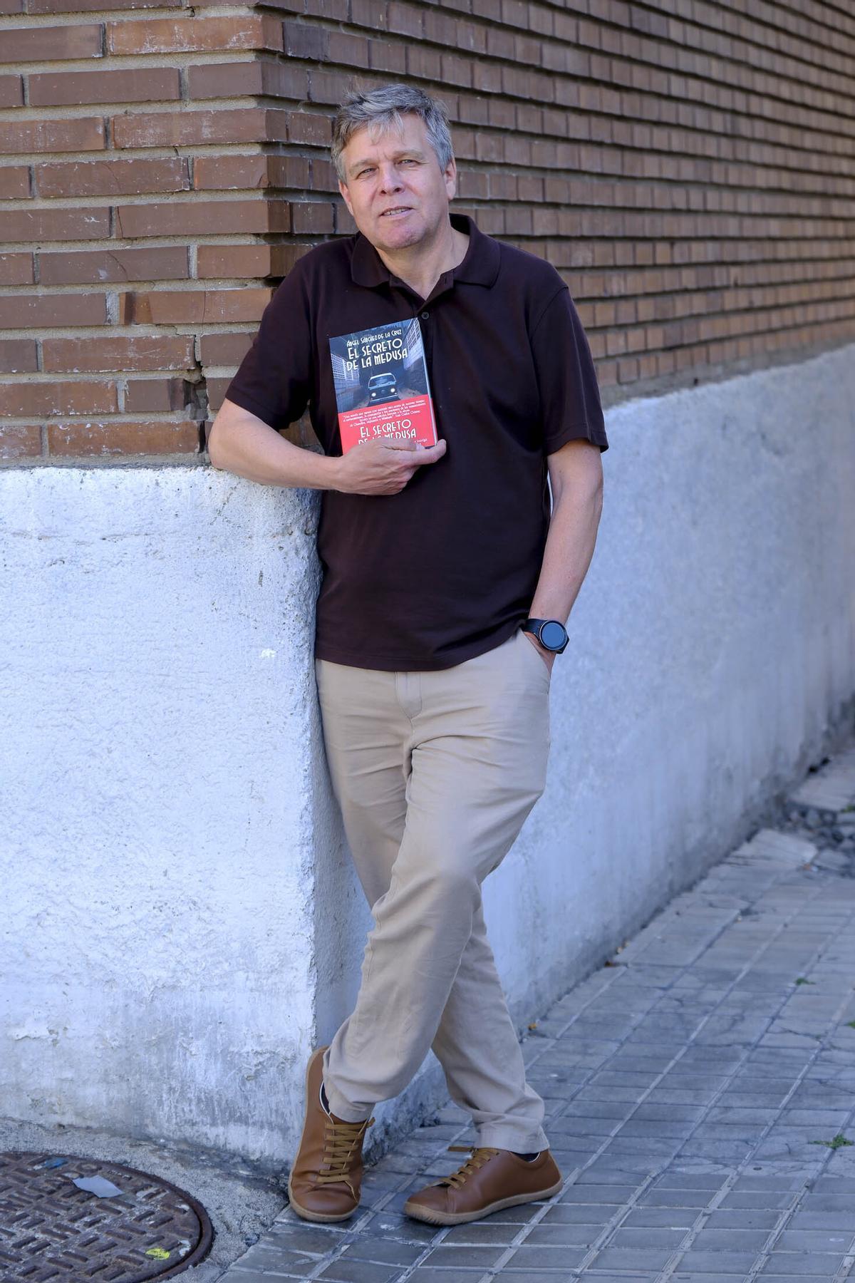 Ángel Sánchez de la Cruz junto a su libro.