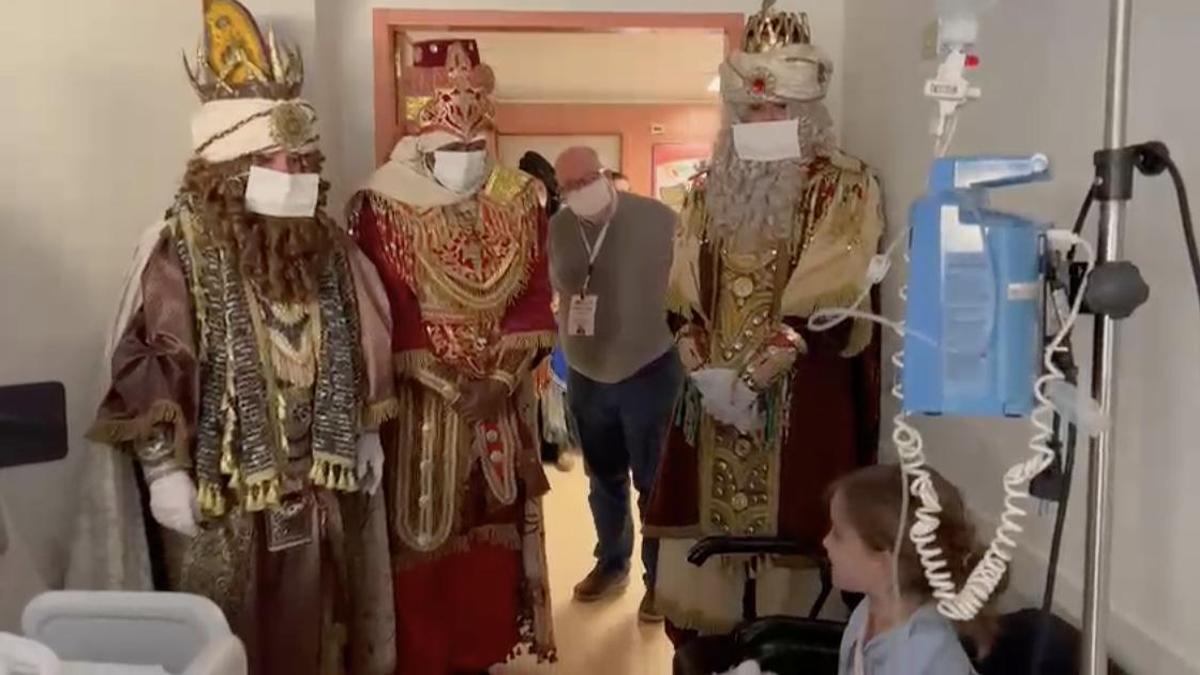 Los Reyes Magos visitan a los niños del Hospital de Castellón