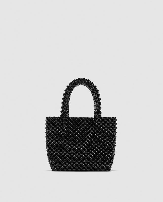 Bolso de bolitas en negro de Zara. (Precio: 29,95 euros)
