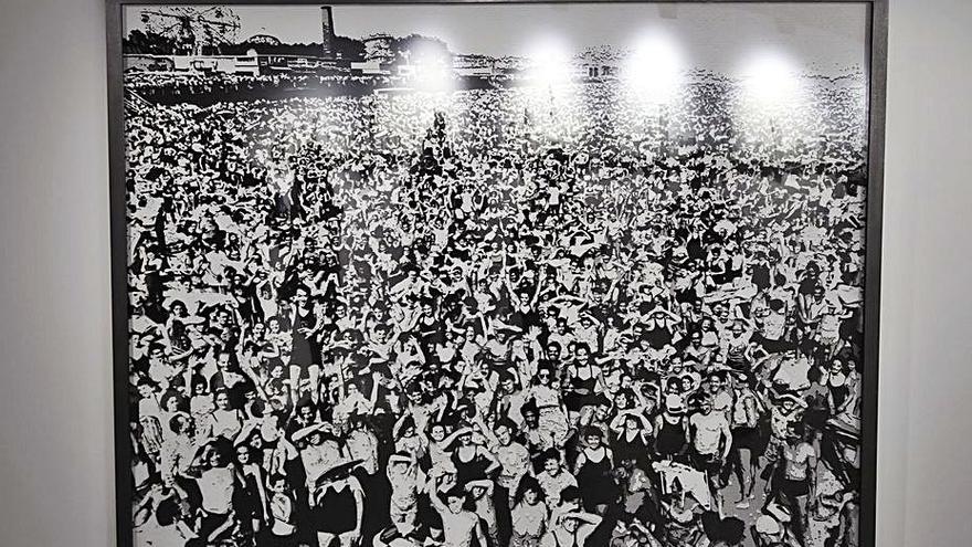 Foto de Vik Muniz de una multitud en Coney Island.   | // CARLOS PARDELLAS