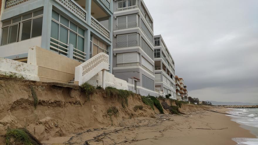 El temporal se traga la playa de Tavernes y deja edificios en el aire