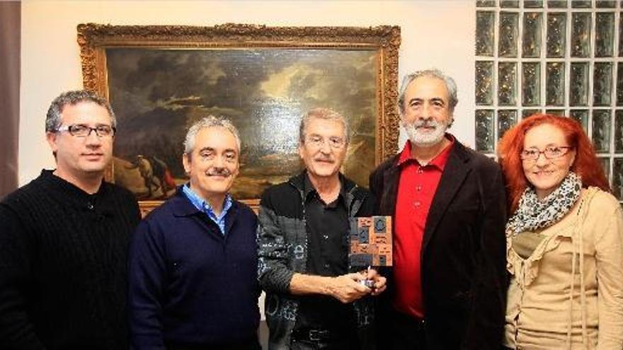 Los componentes de Al Tall Robert Moreno, Jordi Reig, Vicent Torrent, Manuel Miralles y Maribel Crespo, con el Premio Importante.