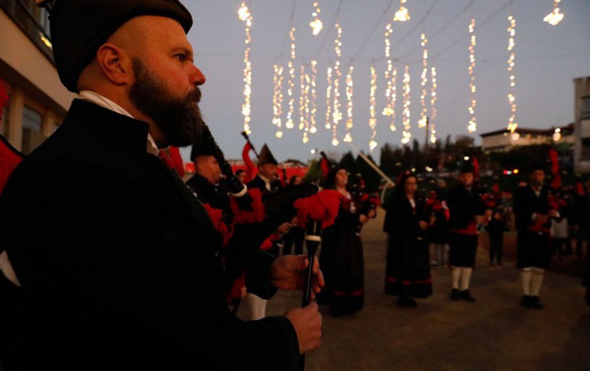 Bras Rodrigo, en primer término, durante la actuación de la banda de gaitas tras el encendido navideño. | M. Villamuza