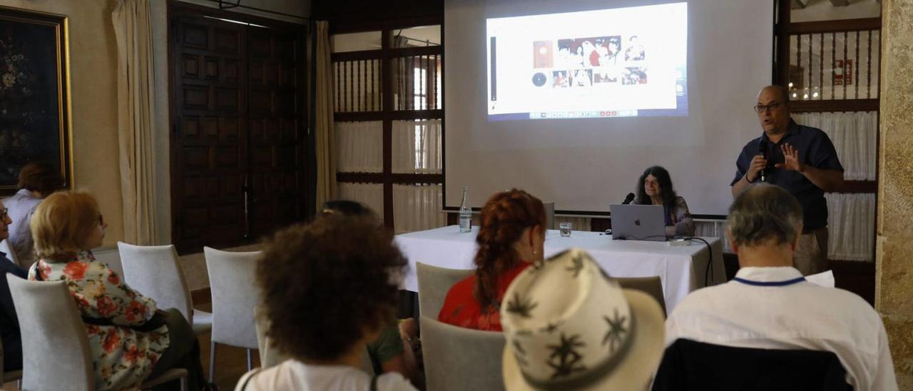 Jesús Jambrina presenta a Judith Cohen, experta en música sefardí, durante el congreso que tiene lugar en el Parador de Zamora.