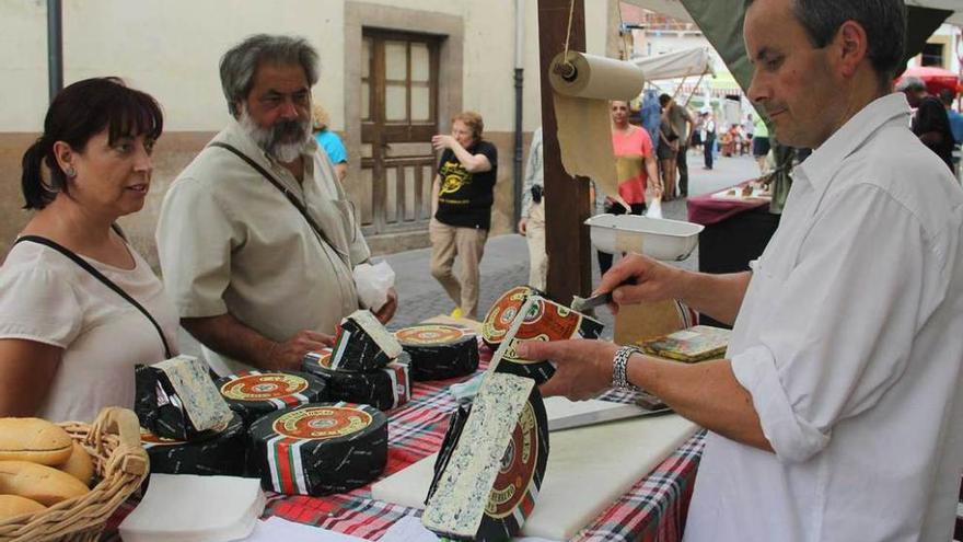 Pedro Díaz Herrero ofrece queso a los turistas valencianos Viçent Espí Soler e Imma Nacher Codina.