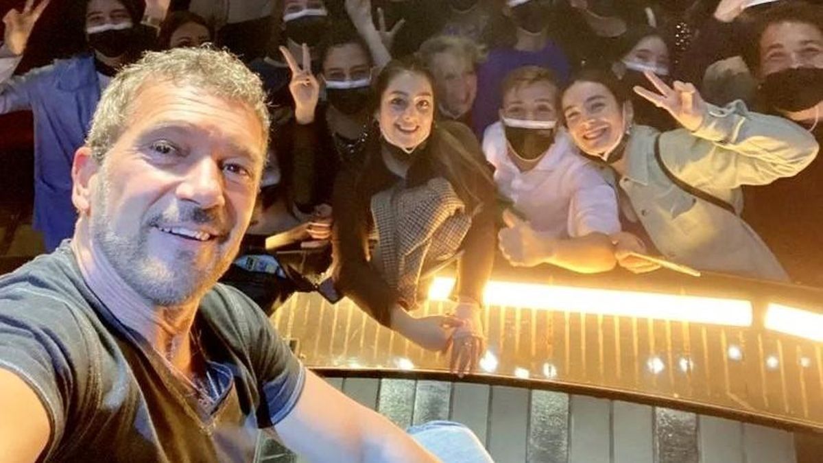 Selfie del actor Antonio Banderas con el alumnado de la ESAD durante el encuentro que mantuvieron.