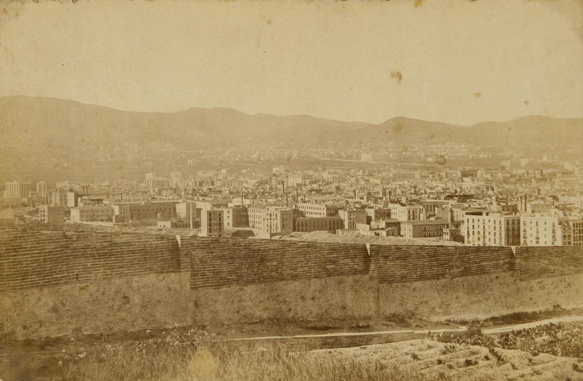 7 Vista de la ciutat des de Montjuïc, c.1870. AFB. Autoria desconeguda.jpg