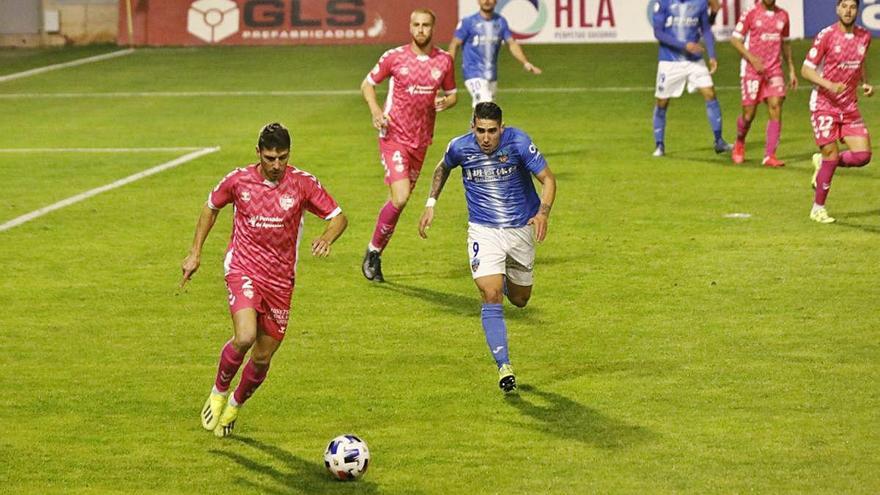 Aimar, perseguit pel jugador del Lleida Raúl, autor del gol.