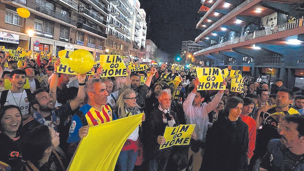 Llegada del Valencia y protestas contra Peter Lim y Meriton