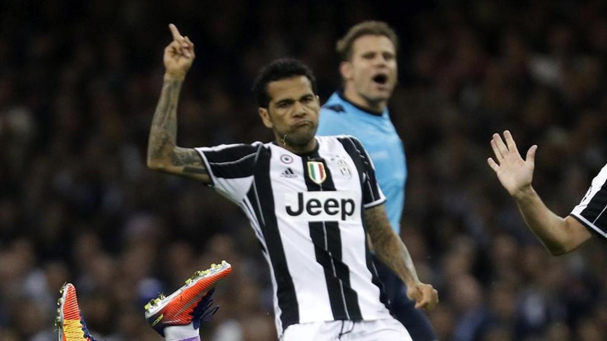 Dani Alves ha ganado el Scudetto y la Coppa en su primera temporada en la Juventus