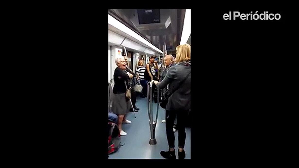 El vídeo que arrasa a Facebook: dos avis ballen hip-hop al metro de Barcelona