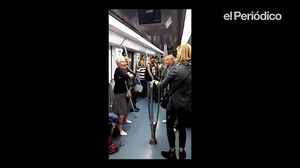 Dos avis ballen hip-hop al metro de Barcelona.