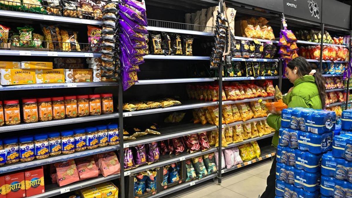 La estantería donde tendría que estar parte del surtido de Lays prácticamente vacía en un Carrefour Market de Barcelona.