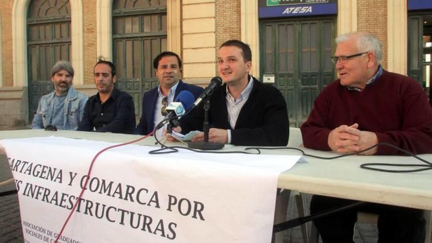 Miembros de PIC y colectivos ciudadanos en la estación.