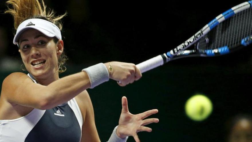 Garbiñe Muguruza golpea la pelota durante el partido.