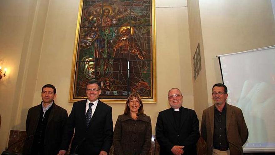 Miró, entre el alcalde de Alcoy y el ex vicario episcopal, y los comisarios de la exposición.