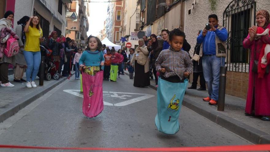 Carrera de sacos entre los niños del barrio.