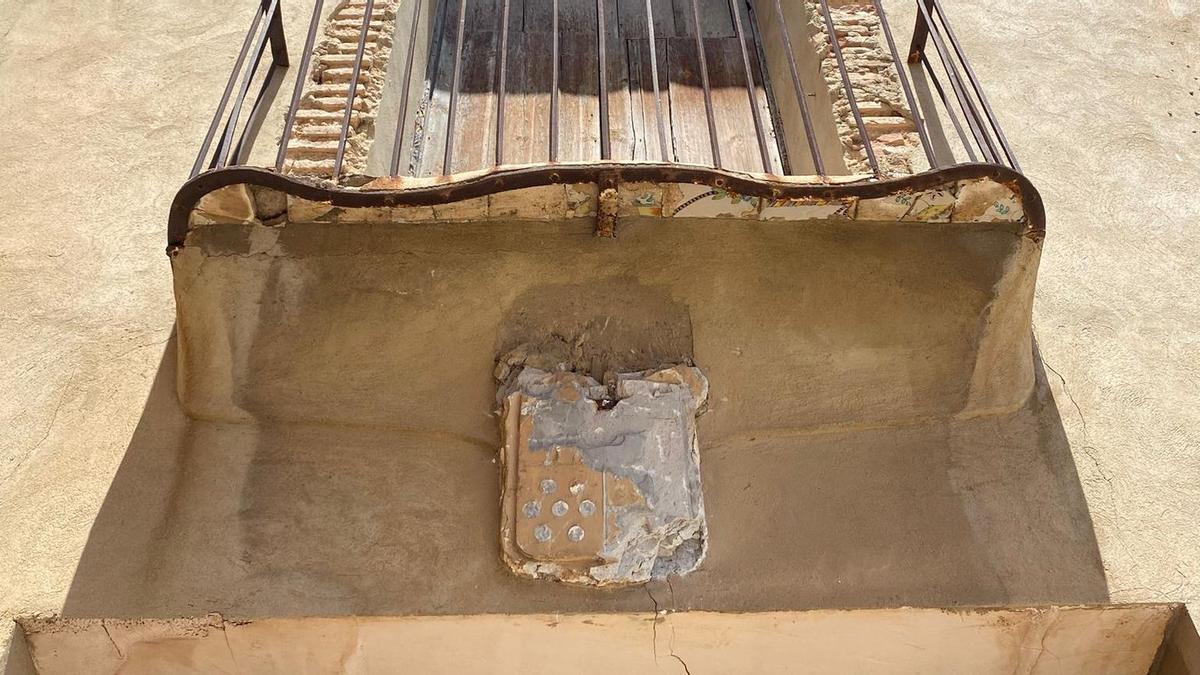 Escudo heráldico protegido en una casa de Benimàmet