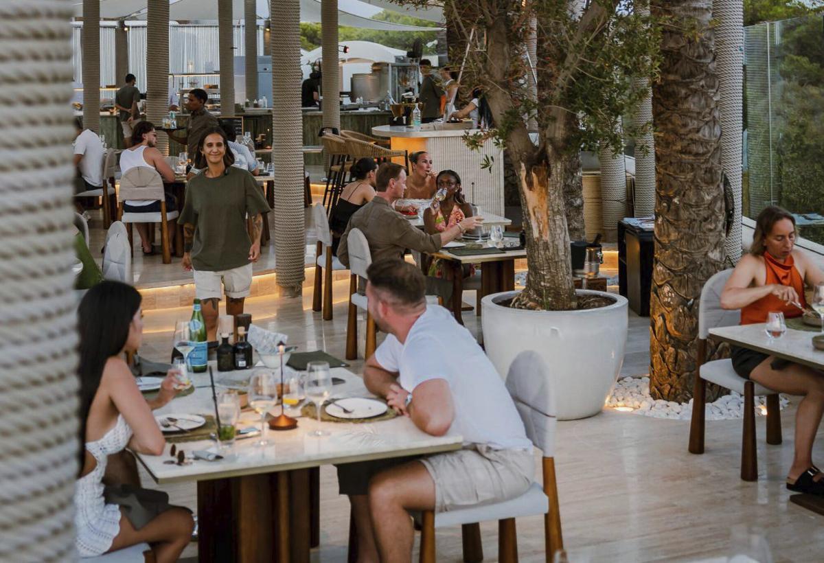 La carta se sustenta en las raíces mediterráneas de la cocina griega y el producto de proximidad ibicenco.