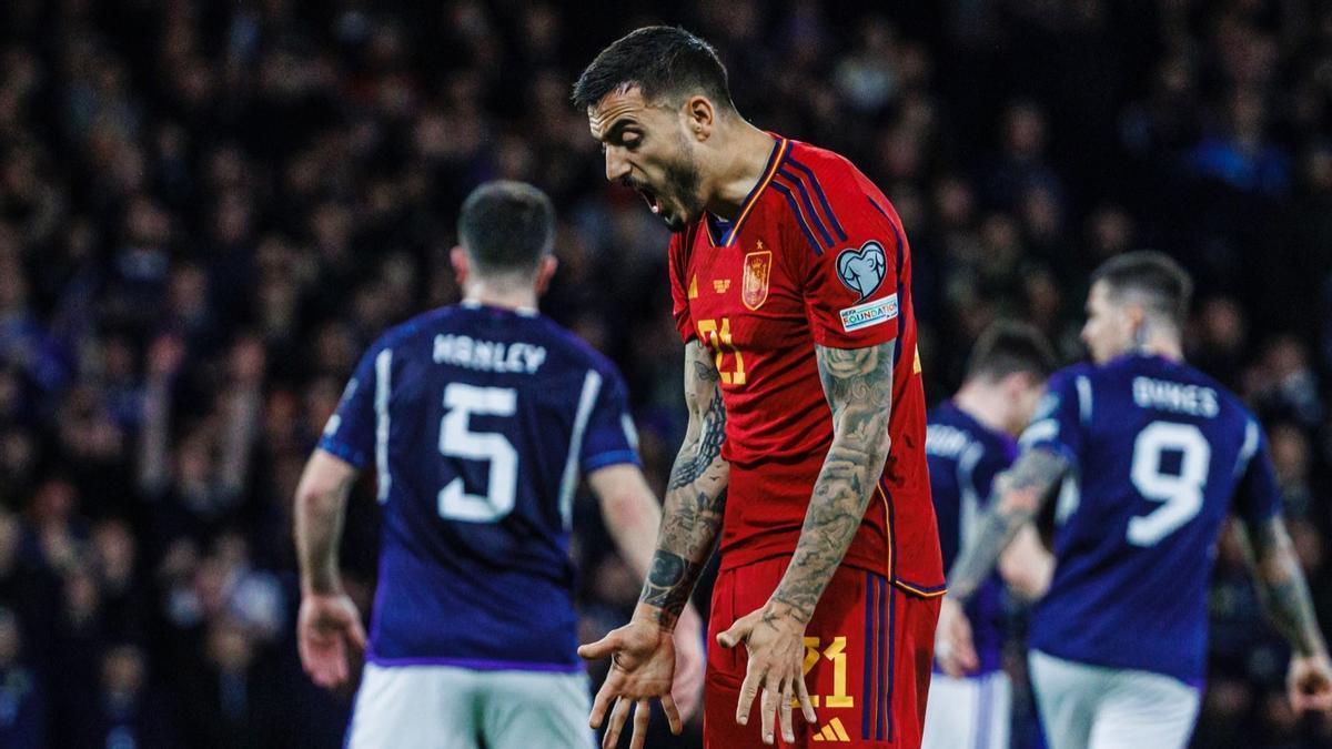 Joselu se lamenta durante el partido en Glasgow.