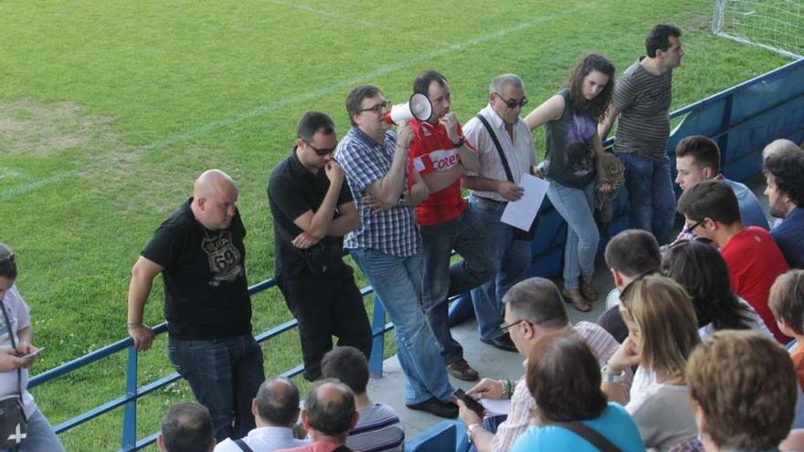 Los integrantes de la Platafoma del Ourense se dirigen a los aficionados que se dieron cita en el estadio de O Couto.