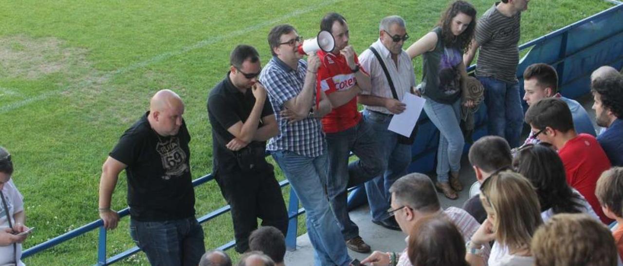 Los integrantes de la Platafoma del Ourense se dirigen a los aficionados que se dieron cita en el estadio de O Couto.