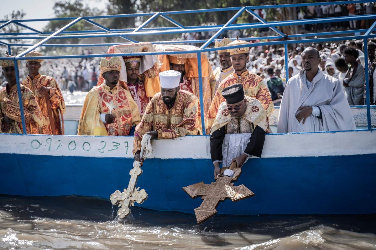 Los devotos ortodoxos etíopes asisten a una oración durante la celebración de la Epifanía de Etiopía en la orilla del lago Batu, Etiopía