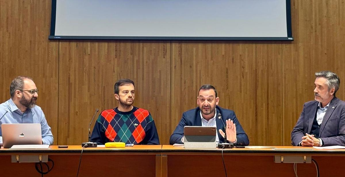 Manuel Ángel Álvarez durante su invervención en la jornada entre Juan Ponte, izquierda, y Juan Carlos Ríos