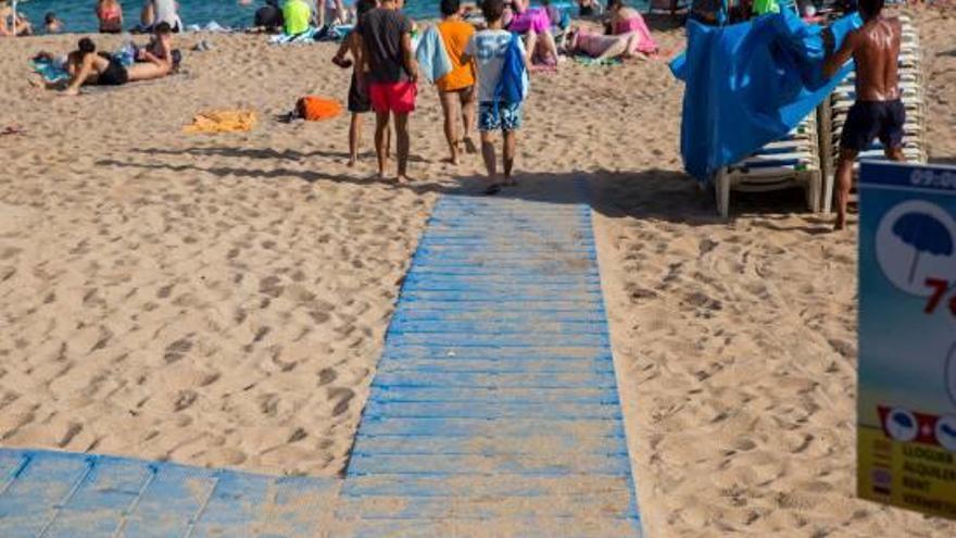 Les passeres a la platja de Lloret de Mar són de plàstic.