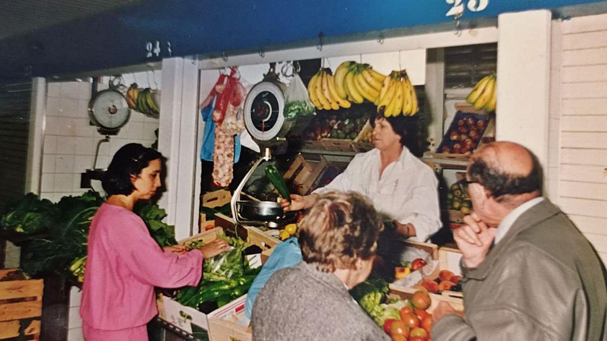 Rosa Riveiro Galán, en su frutería del mercado de Santa Lucía.   | // CEDIDA POR MARÍA DEL RIEGO