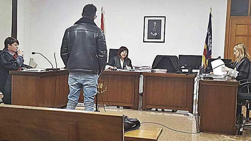 El acusado de robo con fuerza, ayer, durante el juicio.