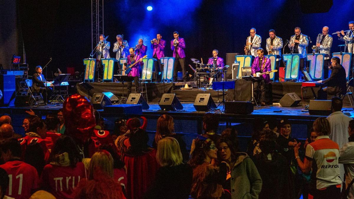 Ball de disfresses del Carnaval de Solsona de fa dos anys. El d’enguany l’amenitzarà Swing Latino, dimarts que ve a la nit | RESOL