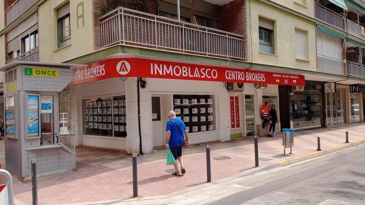 Una inmobiliaria en la playa de San Antonio de Cullera.