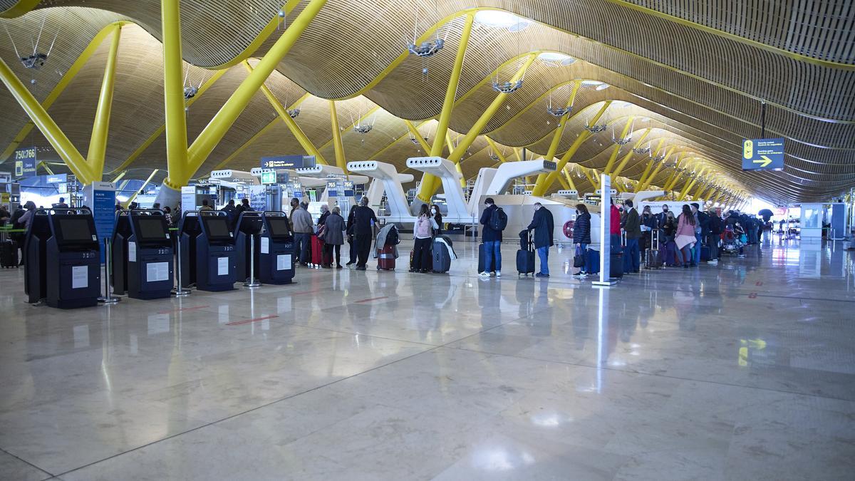 arias personas hacen cola en el aeropuerto Adolfo Suárez - Madrid-Barajas.