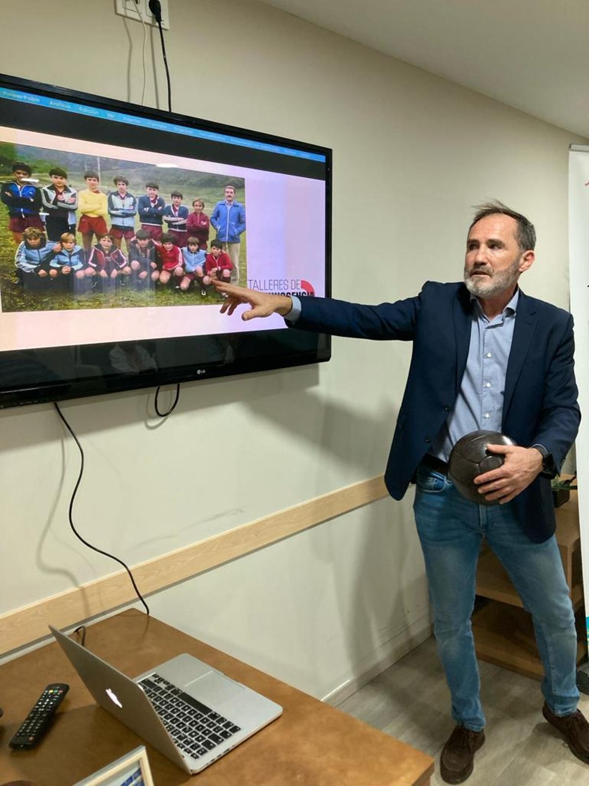 Javier Espejo, durante uno de los talleres de reminiscencia impulsado por la Asociación de Veteranos del Hércules.
