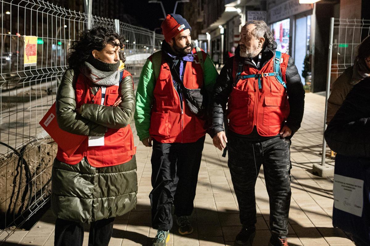 Voluntarios de Cruz Roja realizan el recuento de personas sin hogar en Zaragoza, este miércoles.