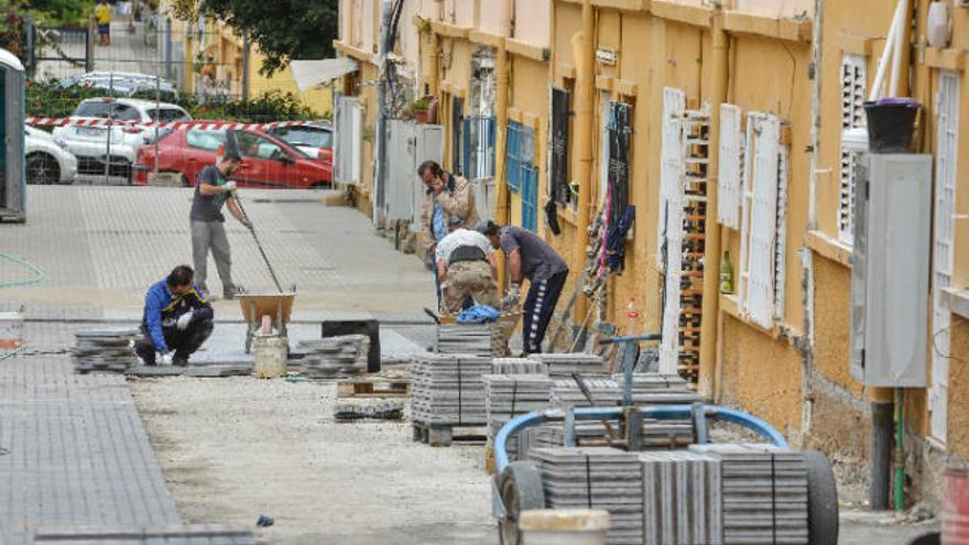 Trabajadores arreglan la calle.