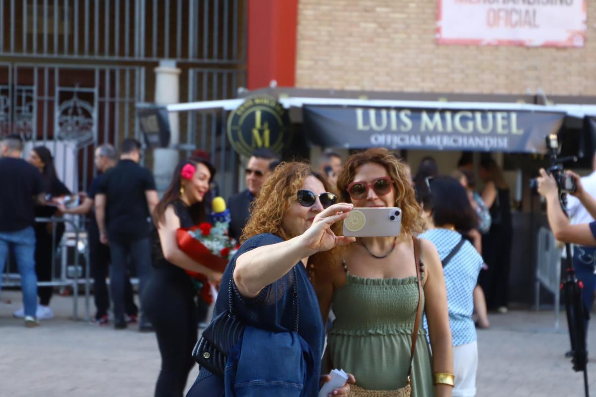 Seguidoras se hacen un 'selfie' antes de entrar a la plaza de toros.