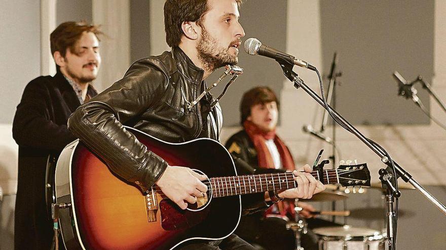 Jaime Aristegui, durante un concierto del grupo &quot;Destino 48&quot;.