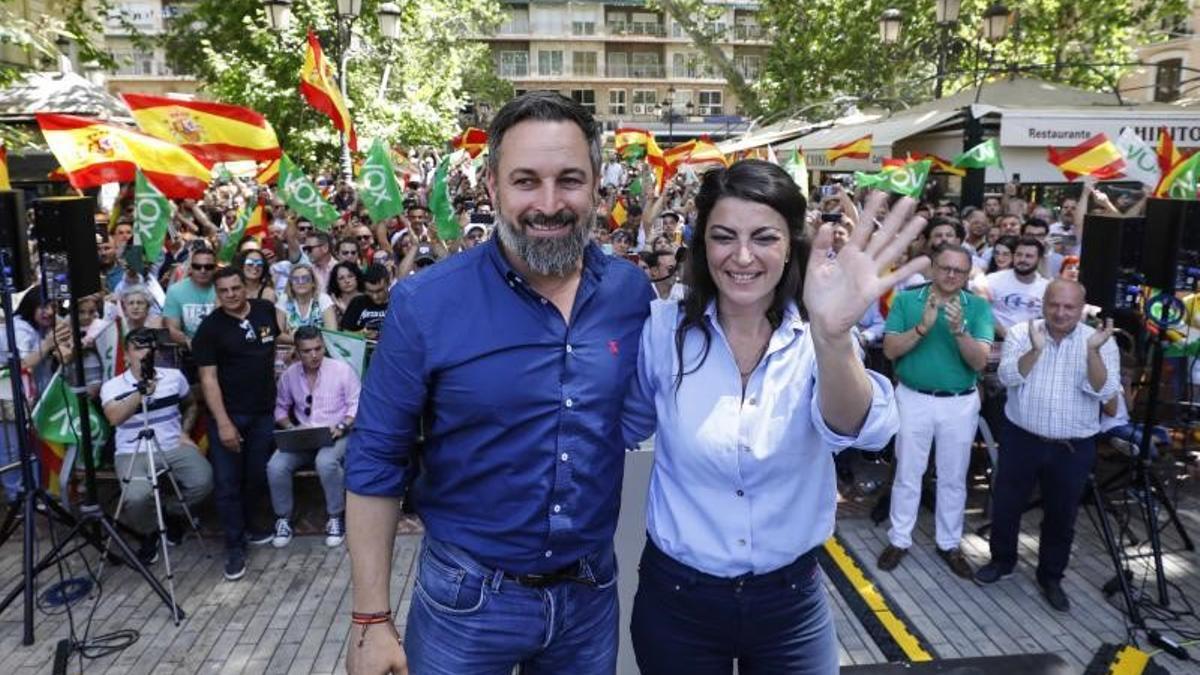 El presidente de Vox, Santiago Abascal, y la candidata del partido ultra a la Presidencia de la Junta, Macarena Olona, durante el mitin de precampaña de la formación en Granada, este 28 de mayo de 2022.