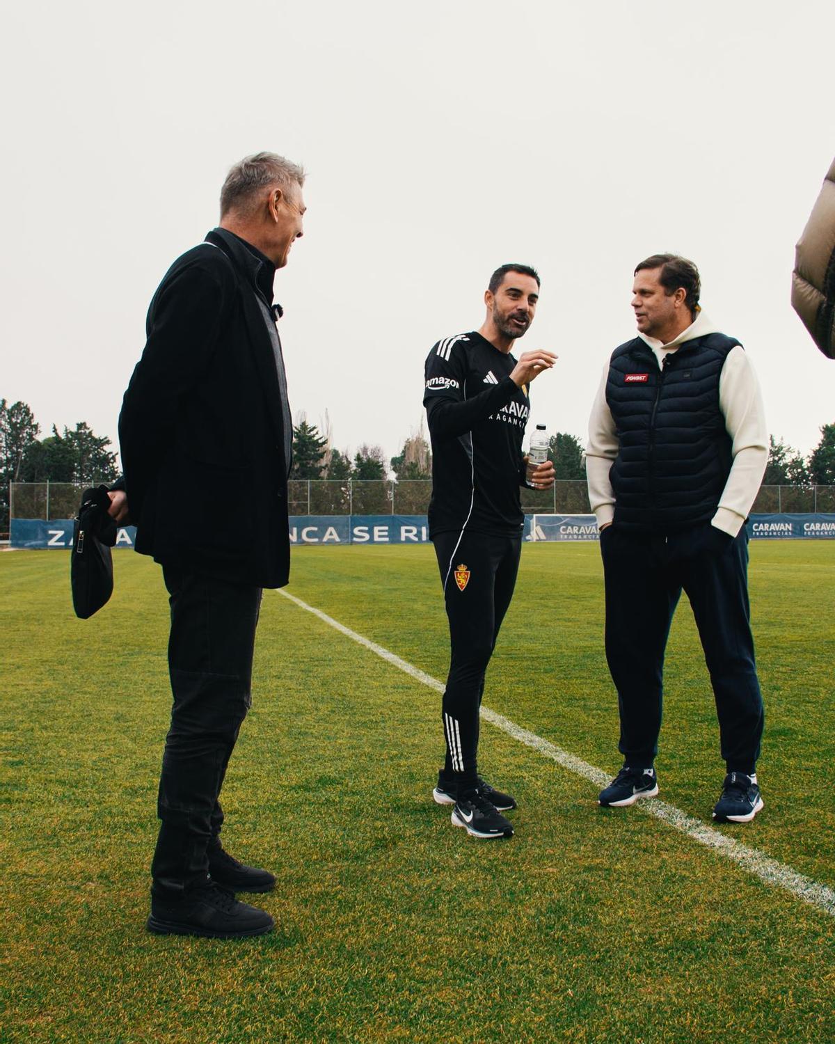 Sellés habla con Milosevic y Radimov tras el entrenamiento.