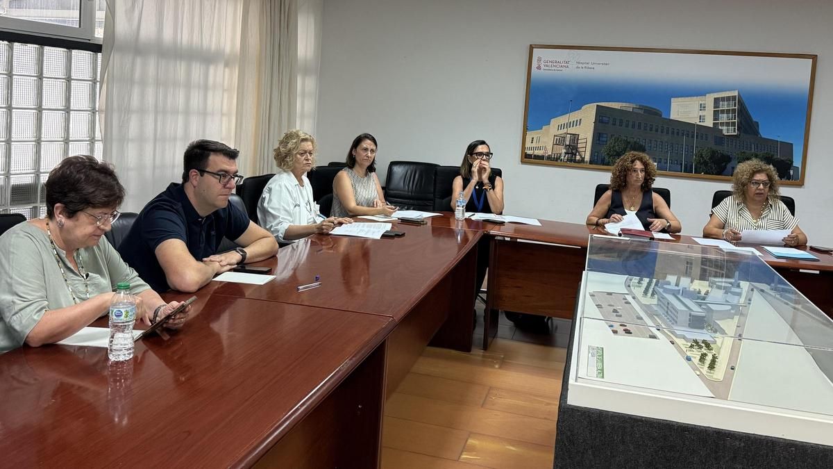 Asistentes a la reunión del Consejo de Salud, celebrada en el hospital.