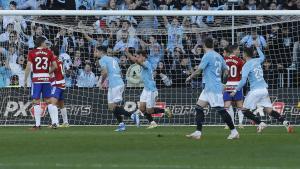 Los jugadores del Celta celebran el gol de Larsen.